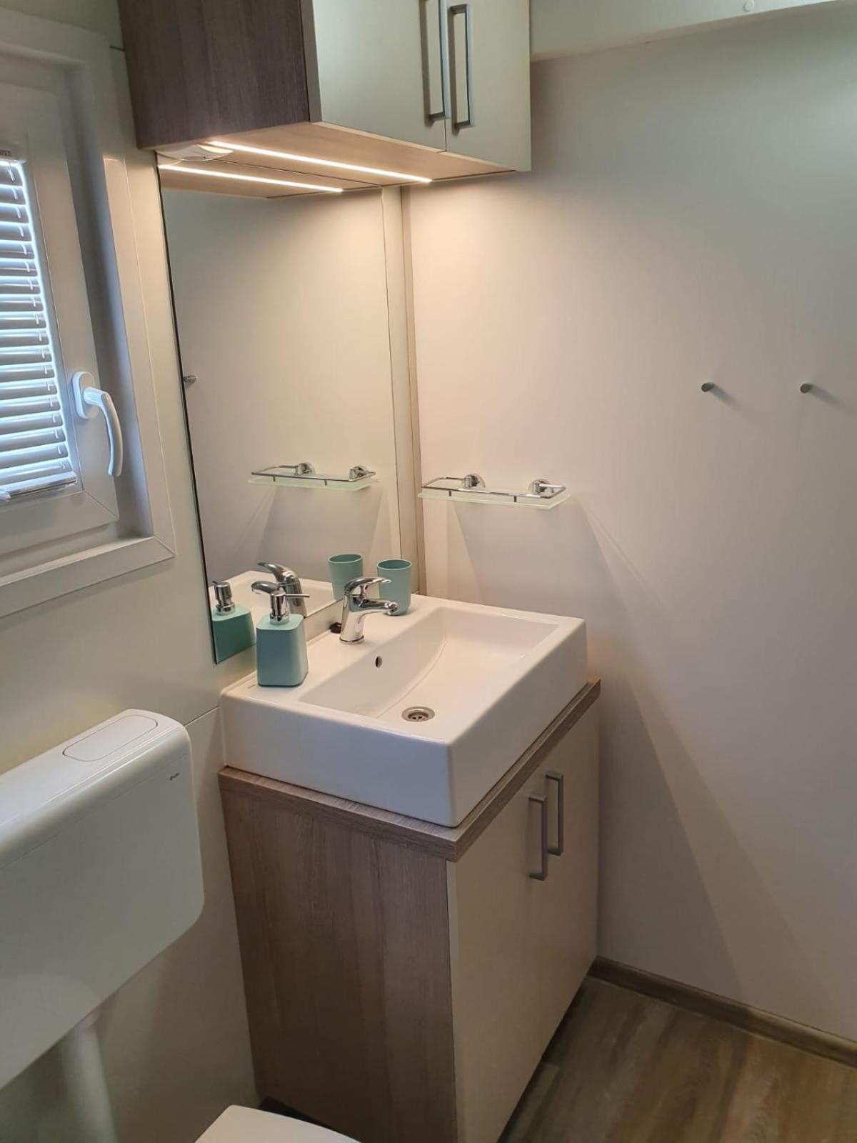 Mobile Home M&M Drage Room photo