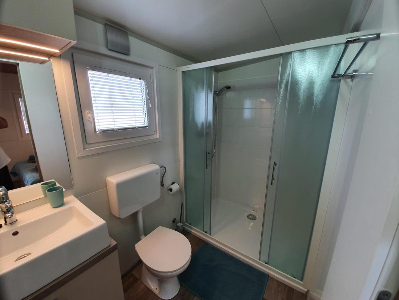 Mobile Home M&M Drage Room photo