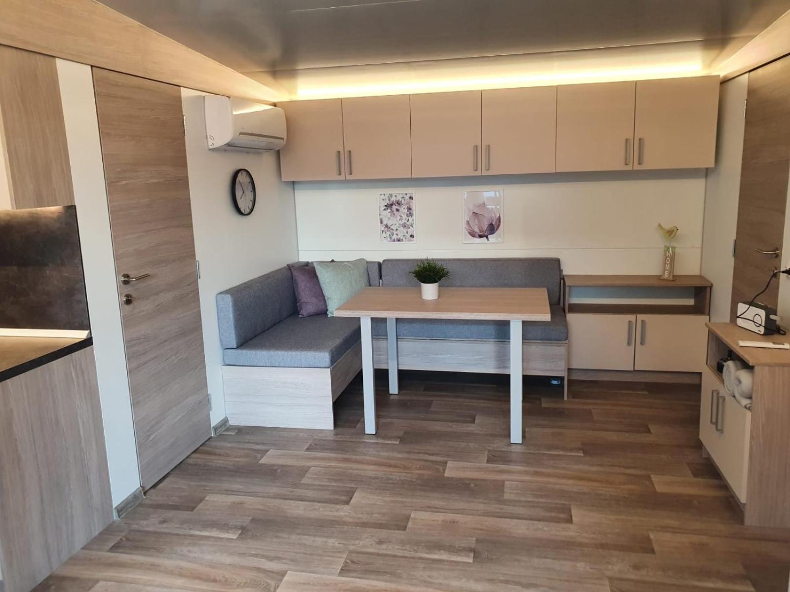 Mobile Home M&M Drage Room photo