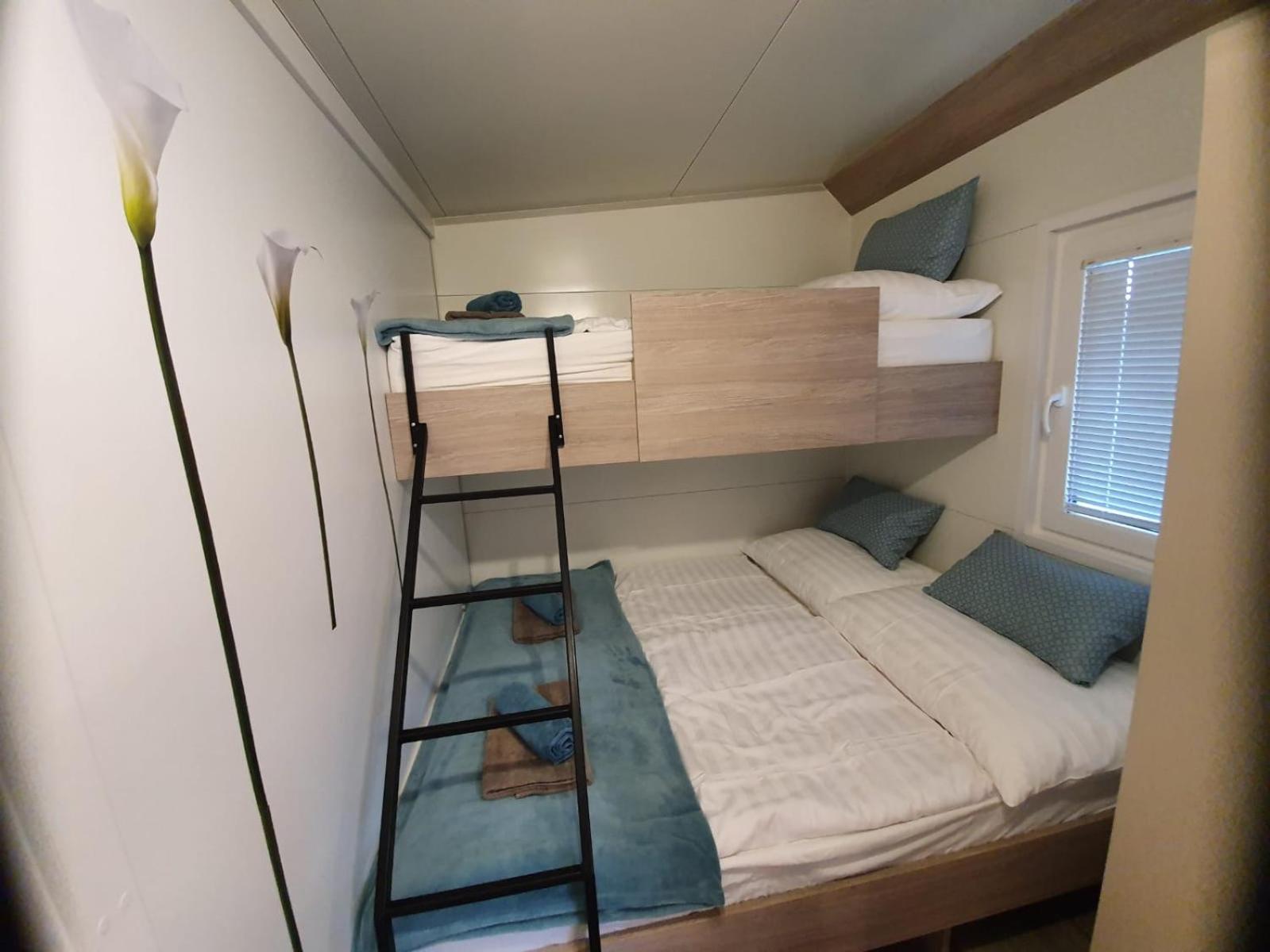 Mobile Home M&M Drage Room photo