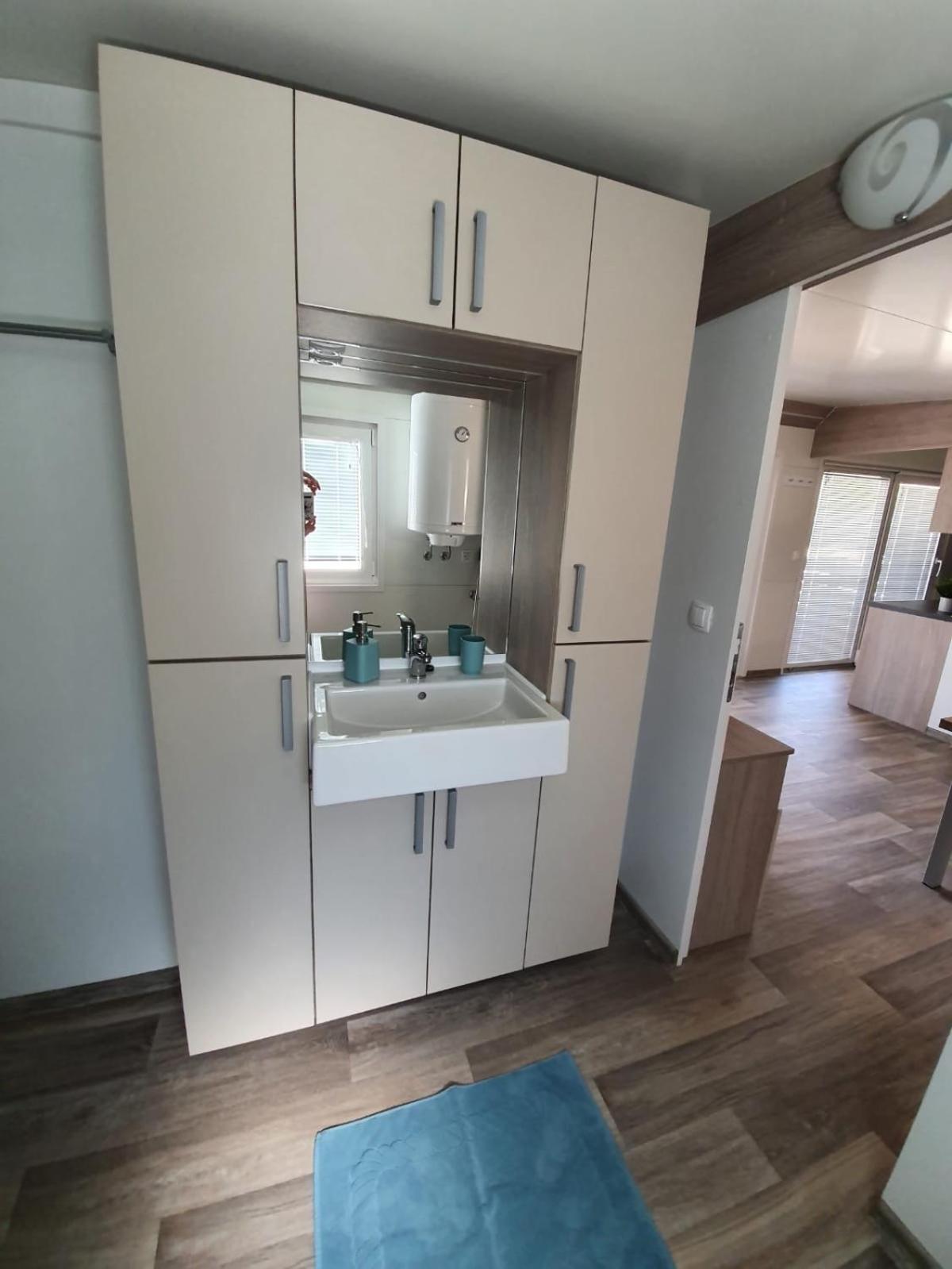 Mobile Home M&M Drage Room photo