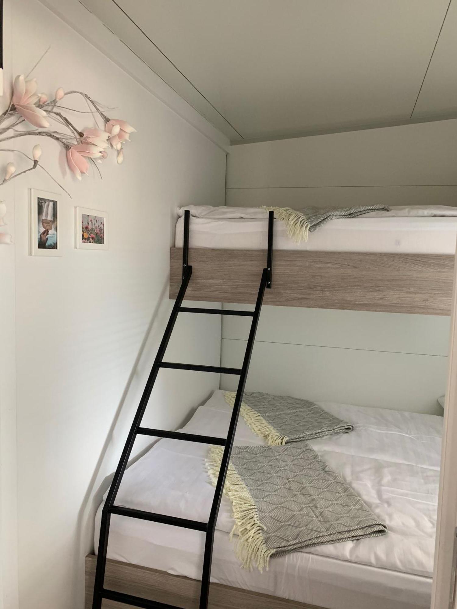 Mobile Home M&M Drage Room photo
