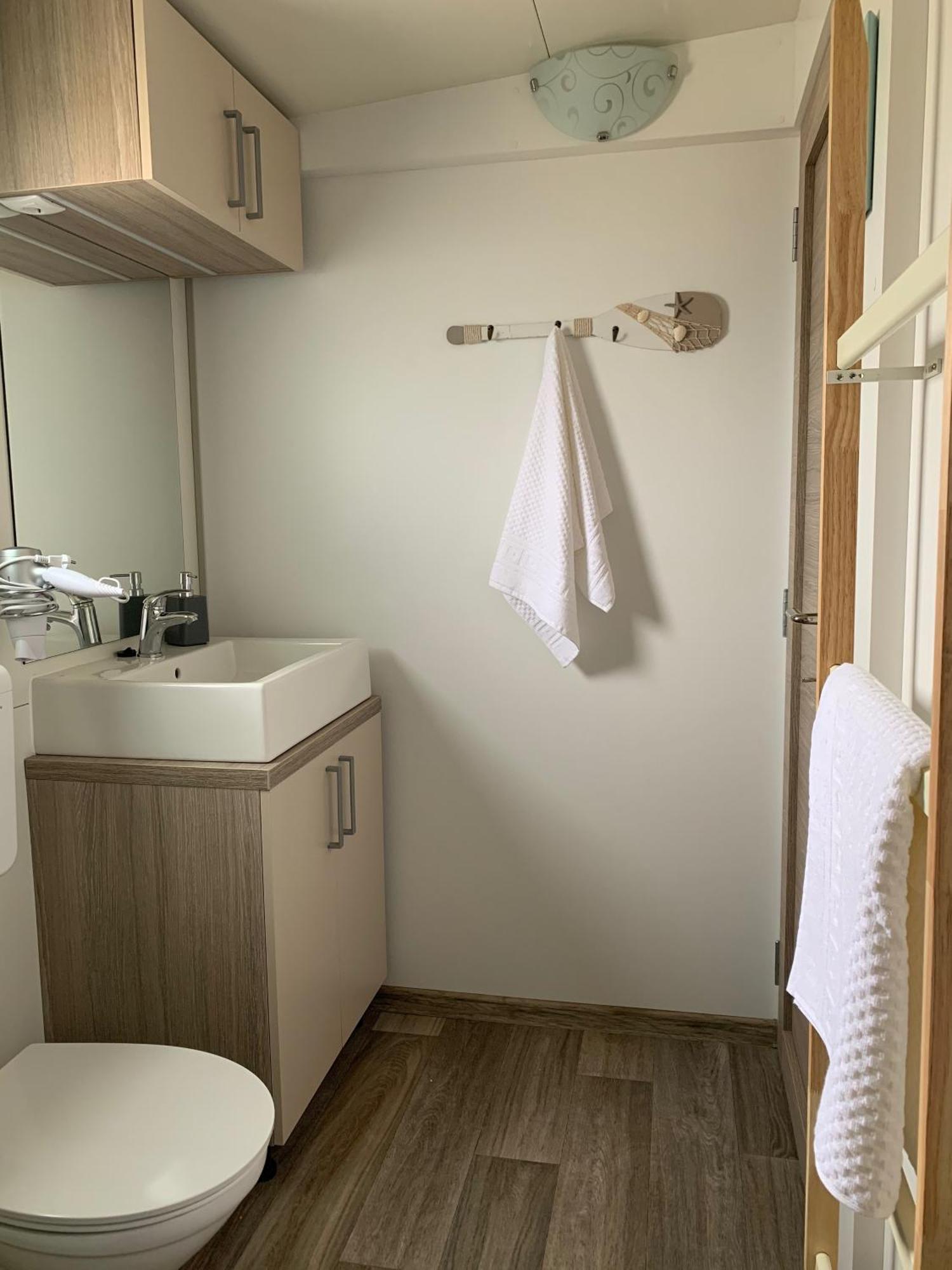 Mobile Home M&M Drage Room photo