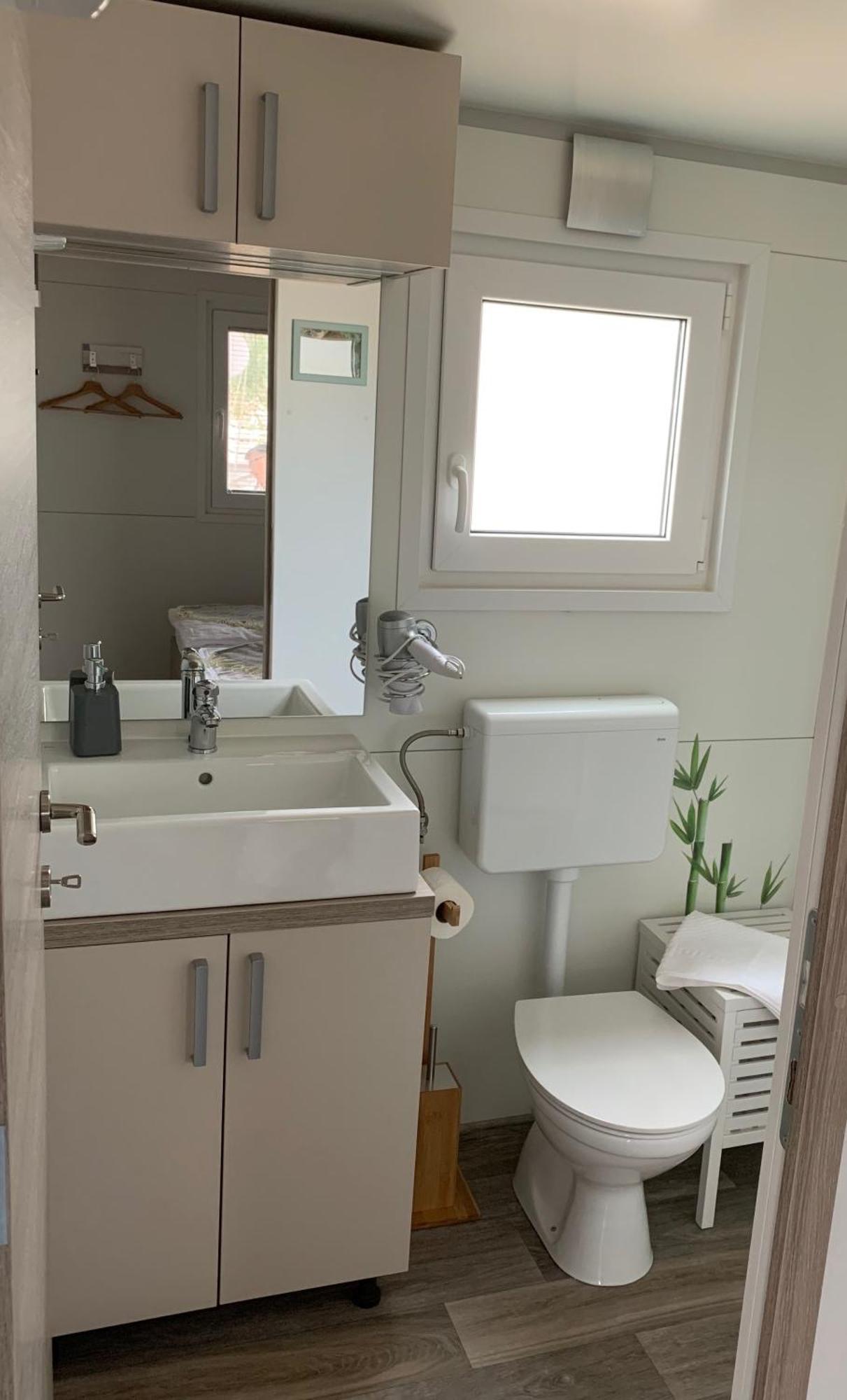 Mobile Home M&M Drage Room photo