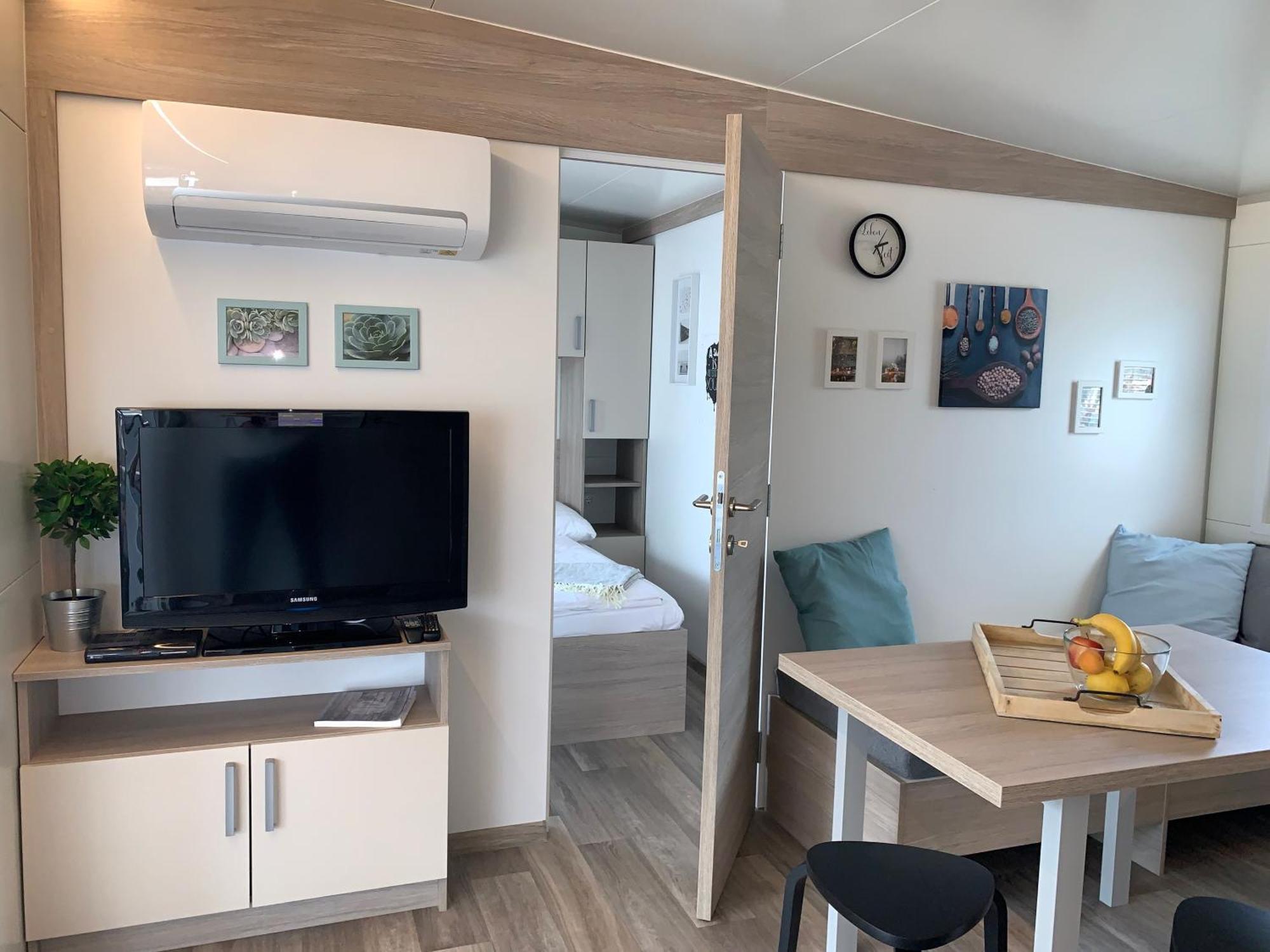 Mobile Home M&M Drage Room photo